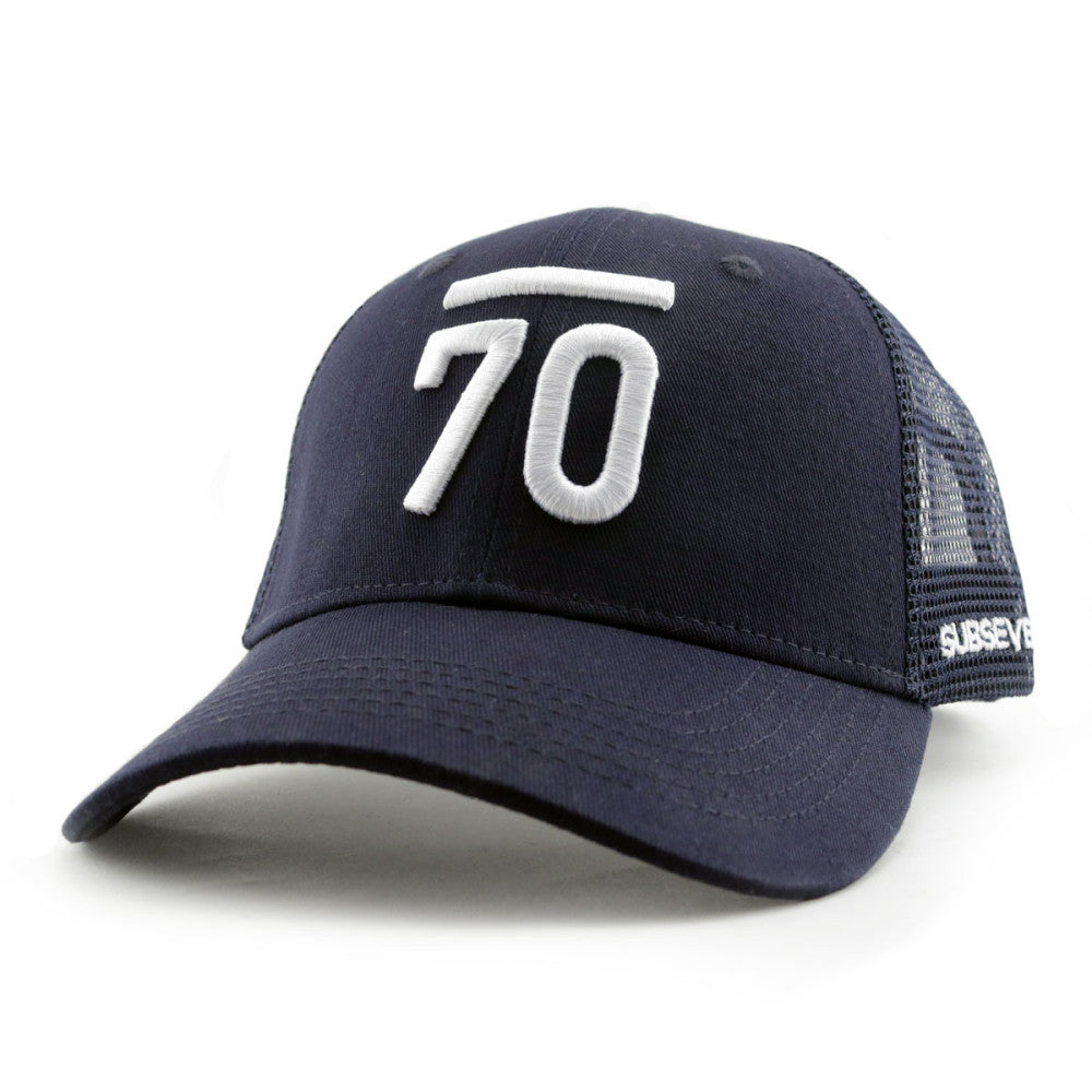 Navyblå och bärbar Sub 70 Aberdeen keps med brunt läderdetalj och justerbar rem, visad i bild.