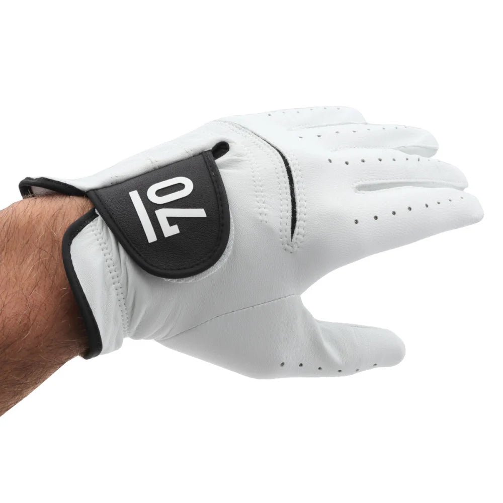 Svart golfhandske av Sub 70 Pro Soft Ethiopian Cabretta-läder, inhousegolf.se, nära vy av handsken framför golfklubba.